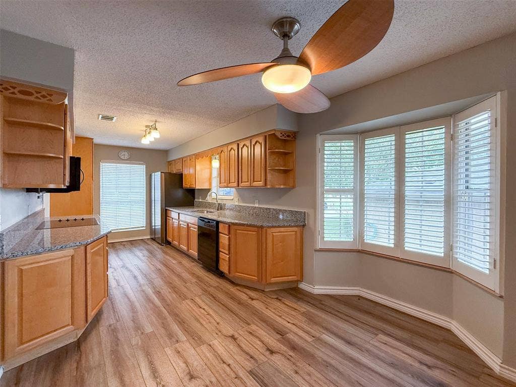 Kitchen - Breakfast Area