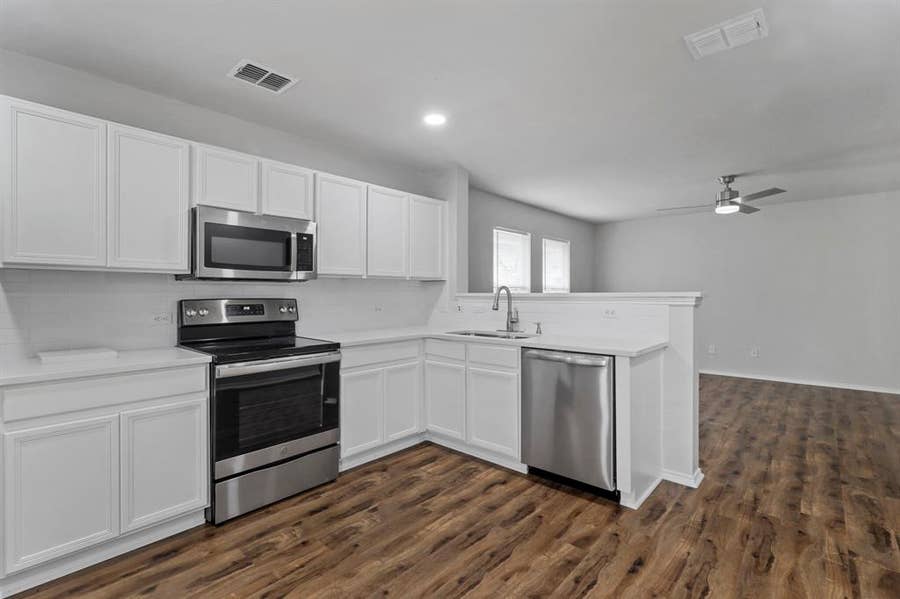 Property photo for 932 Poncho Lane, Fort Worth, TX
