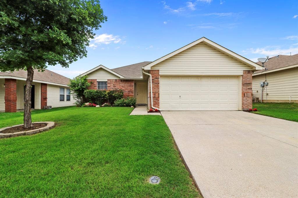 932 Poncho Lane, Fort Worth, TX 76052