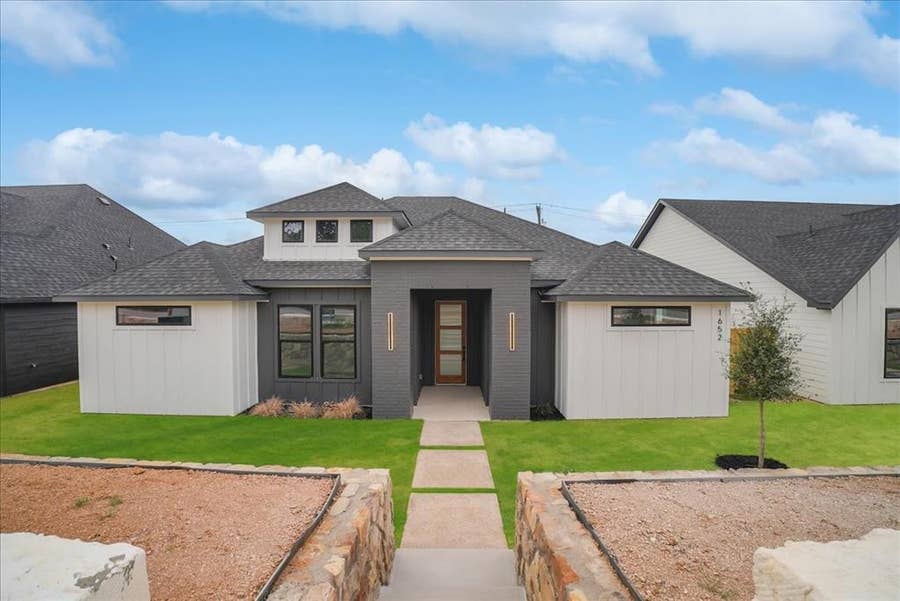 Property photo for 1652 W Wintergreen Road, Lancaster, TX
