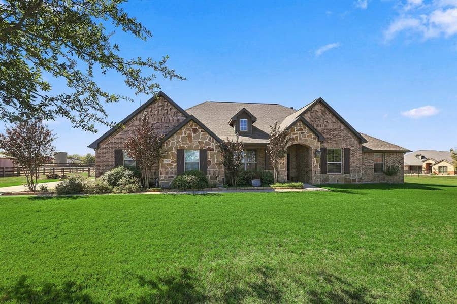 Property photo for 209 Highland Hills Boulevard, Decatur, TX