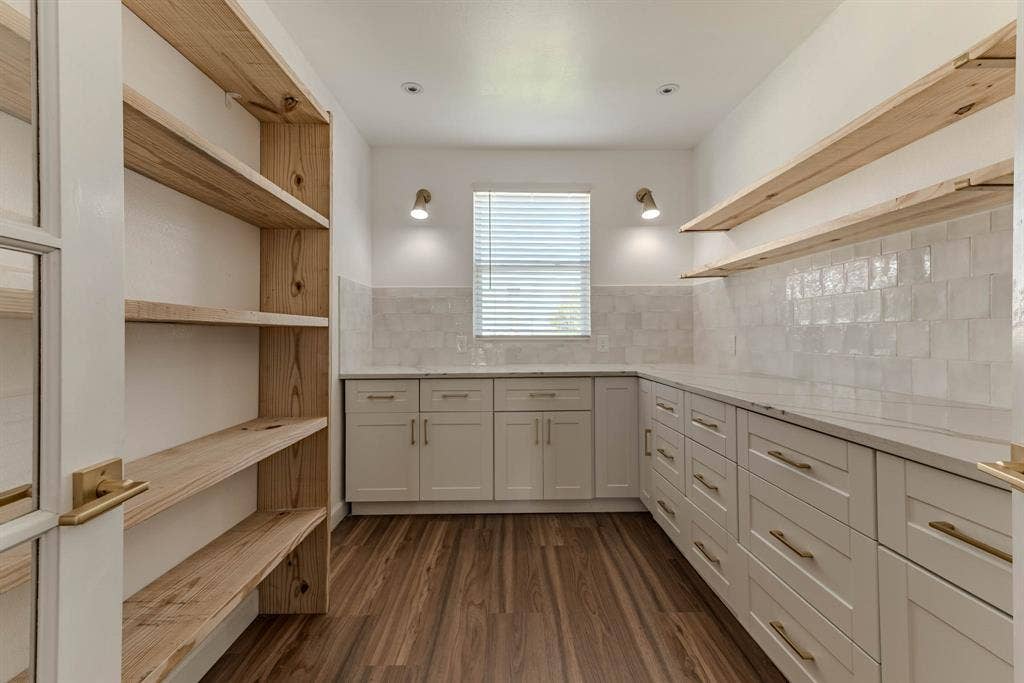 609 Bristlecone Drive, Arlington, TX 76018 awesome add on butlers pantry!