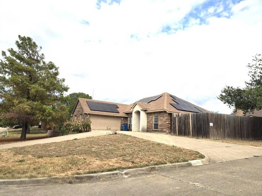Property photo for 1406 Chancellor Drive, Kaufman, TX