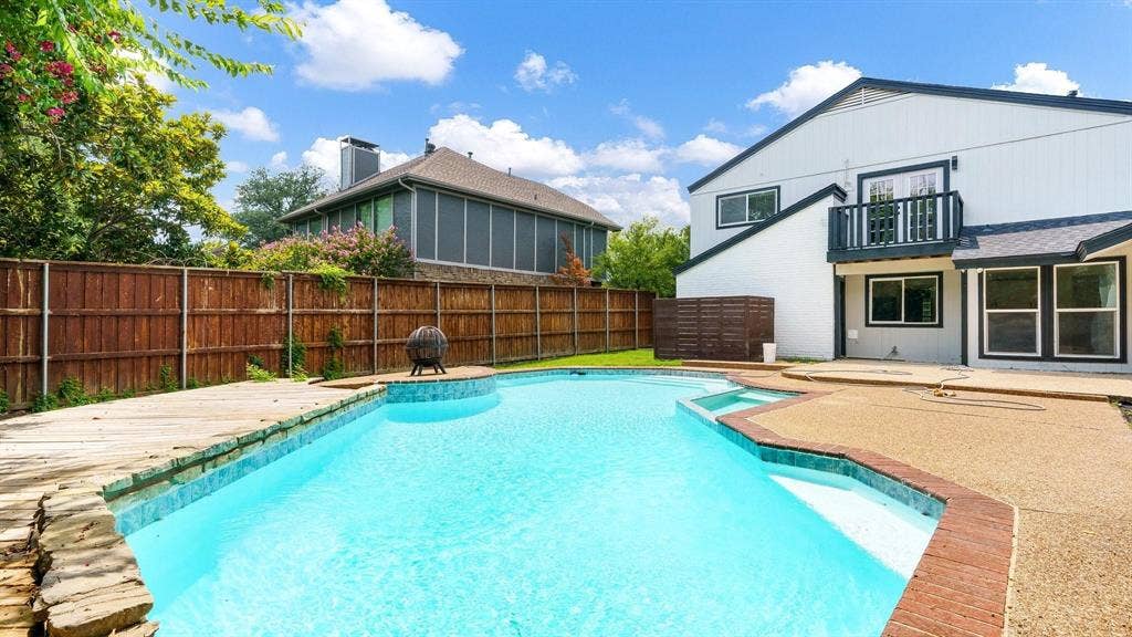 2616 Ellis Court, Plano, TX 75075 Outdoor pool with integrated spa and stone coping