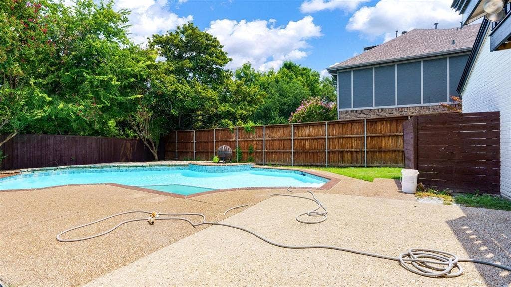 2616 Ellis Court, Plano, TX 75075 Outdoor swimming pool with integrated spa and surrounding concrete decking