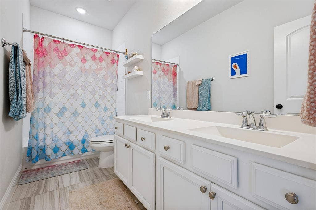 912 Lady Bird Drive, McKinney, TX 75071 Upstairs full bath with duel sinks!!