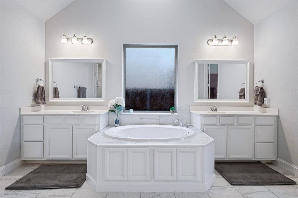 912 Lady Bird Drive, McKinney, TX 75071 Double sinks with large built in tub. Frosted window glass to let in lots of natural lighting!