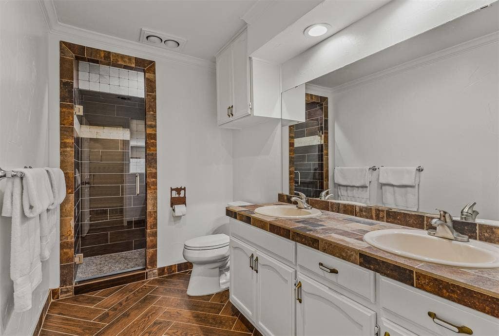 7104 Church Park Drive, Fort Worth, TX 76133 Full Bathroom of 7104 Church Park Dr, Ft Worth TX 76133 in the Candleridge Addition