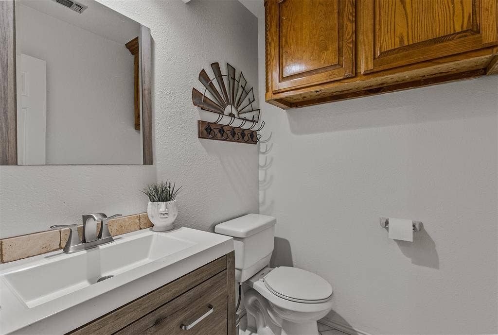 7104 Church Park Drive, Fort Worth, TX 76133 Half bathroom of 7104 Church Park Dr, Ft Worth TX 76133 in the Candleridge Addition
