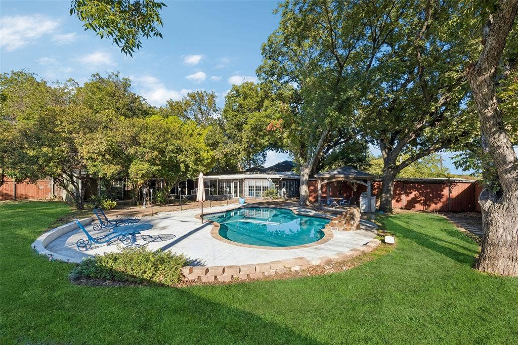 807 N Tyler Street, Dallas, TX 75208 Sprawling double lot with sparkling pool