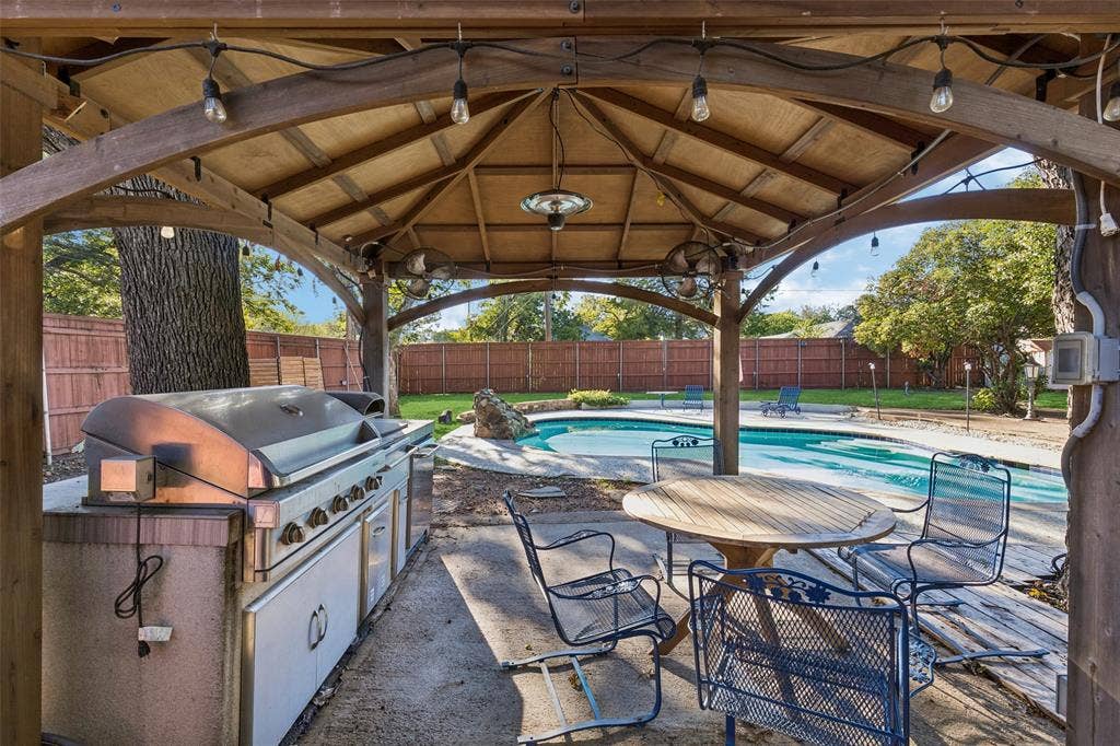807 N Tyler Street, Dallas, TX 75208 Outdoor Kitchen