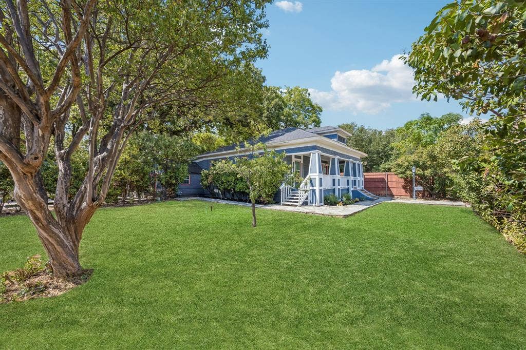 807 N Tyler Street, Dallas, TX 75208 Front Yard