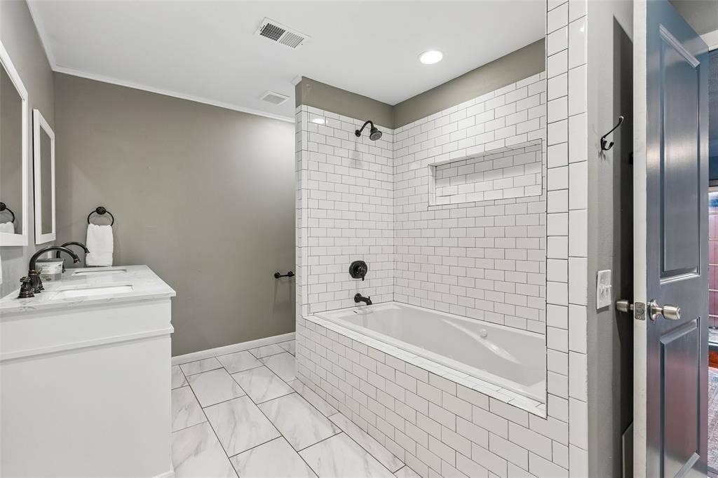 807 N Tyler Street, Dallas, TX 75208 Secondary bathroom