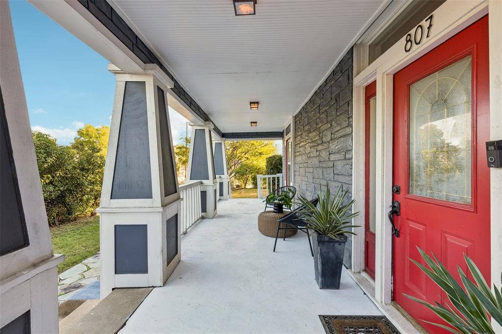 807 N Tyler Street, Dallas, TX 75208 Enjoy peek-a-boo Downtown views from the front porch