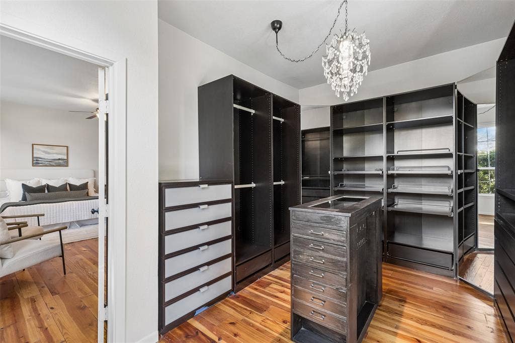 807 N Tyler Street, Dallas, TX 75208 Primary Closet
