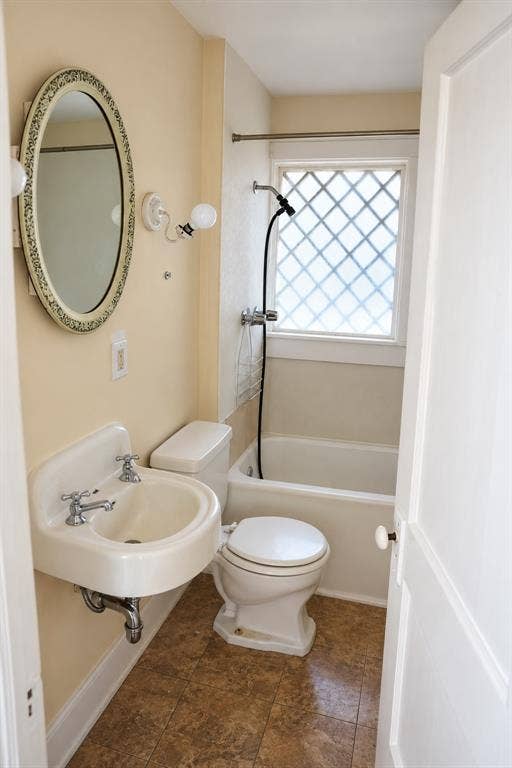 5108 Manett Street, Dallas, TX 75206 Bathroom in the rear two-story duplex.