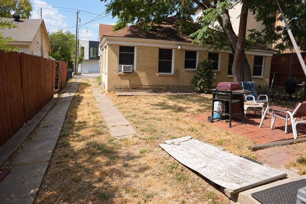 5108 Manett Street, Dallas, TX 75206 Center courtyard grounds between front and rear structures.