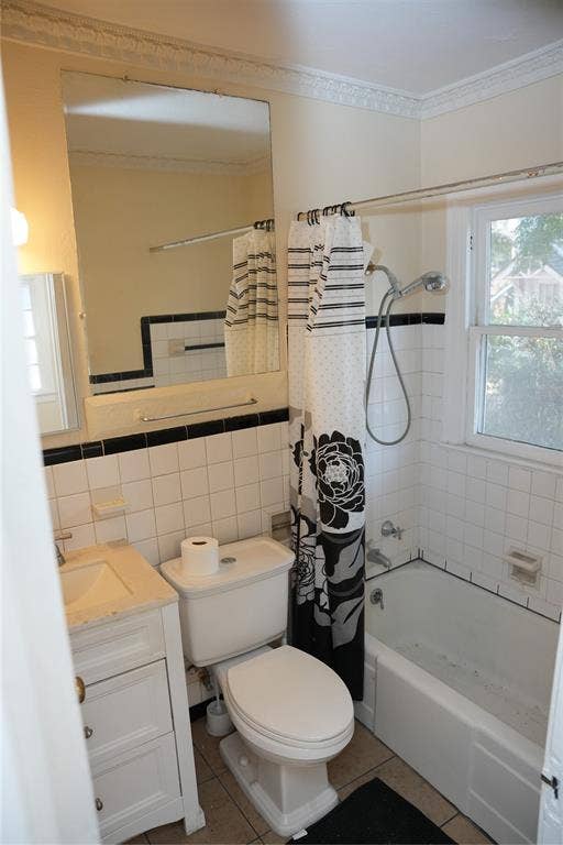 5108 Manett Street, Dallas, TX 75206 Full bathroom in front duplex with shower/tub combo.
