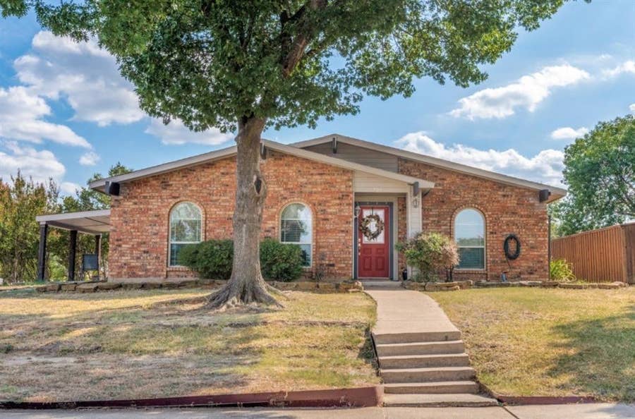 Property photo for 700 Nora Lane, DeSoto, TX
