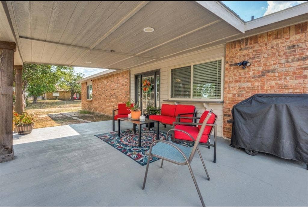 700 Nora Lane, DeSoto, TX 75115