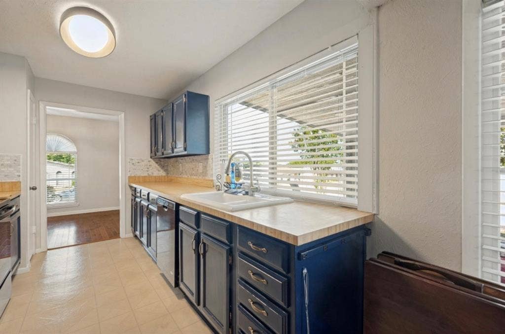700 Nora Lane, DeSoto, TX 75115