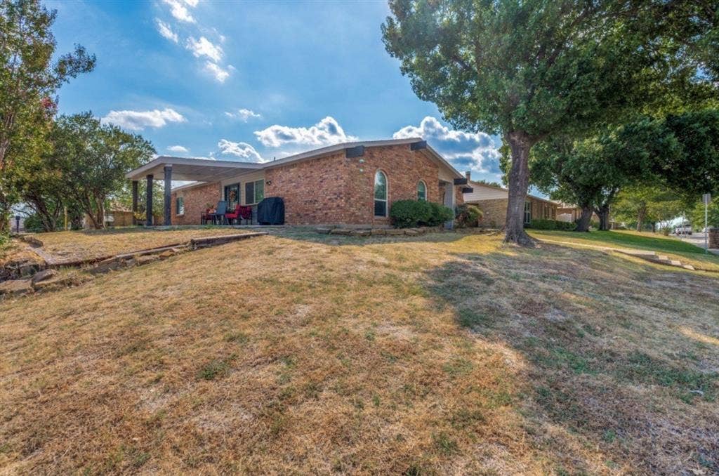 700 Nora Lane, DeSoto, TX 75115