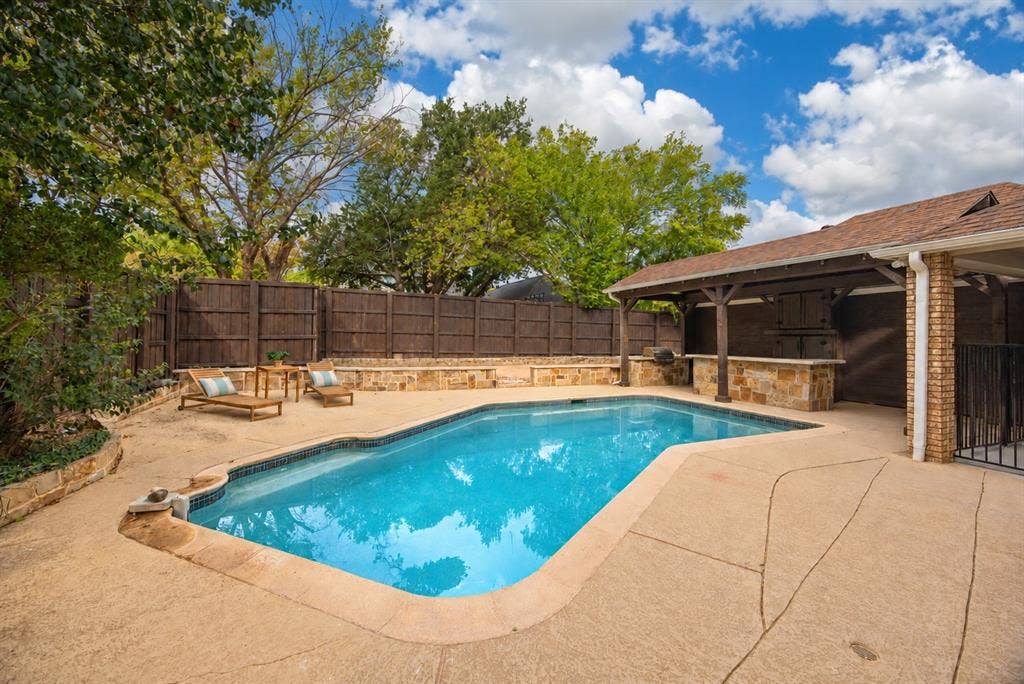 2 Crestwood Drive, Trophy Club, TX 76262