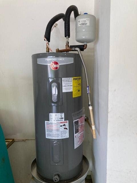 148 Amber Lane, Jarrell, TX 76537 Hot water heater