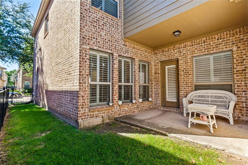 6816 Livorno Lane, Frisco, TX 75034 large covered patio space with private fenced in side yard, HOA takes care of the lawncare