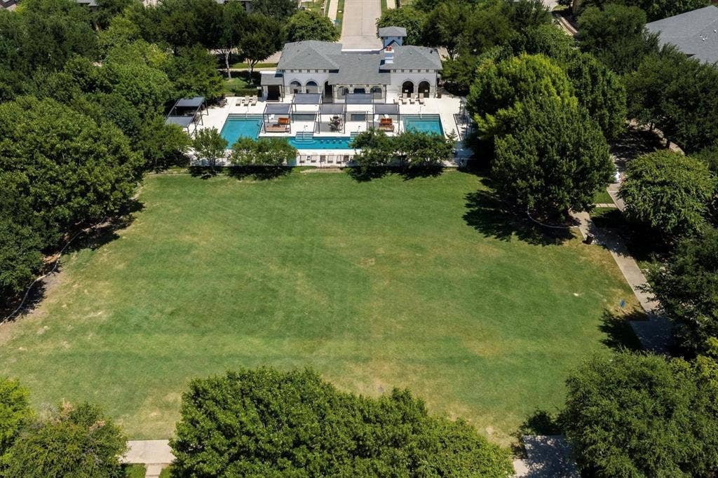 6816 Livorno Lane, Frisco, TX 75034 Expansive green space featuring a large lawn and mature trees