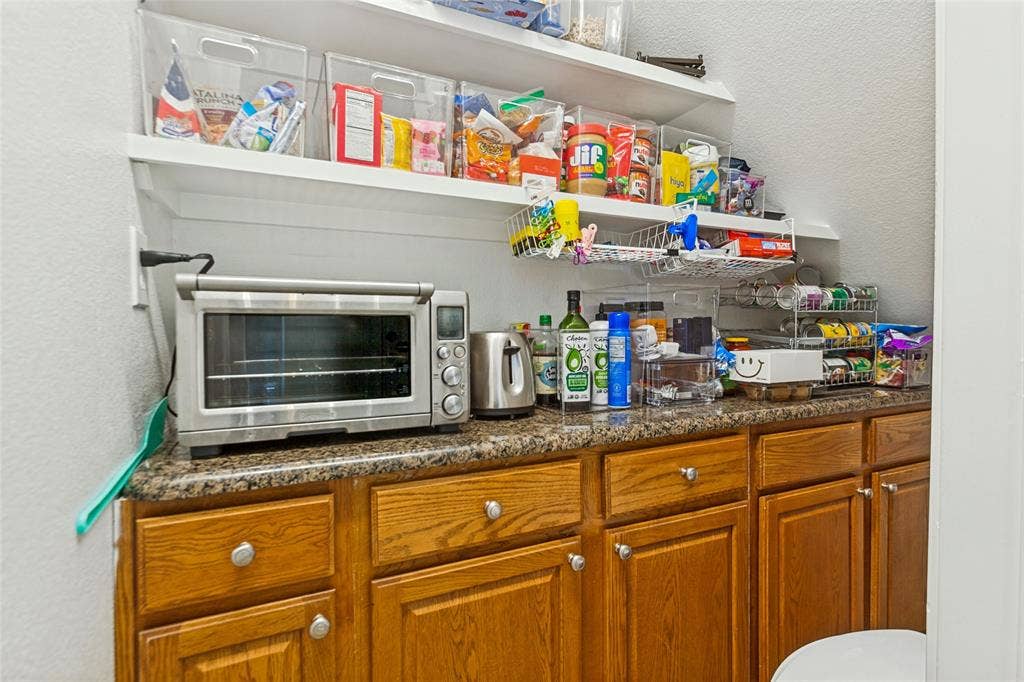 6816 Livorno Lane, Frisco, TX 75034 Custom built out butlers pantery providing ample storage