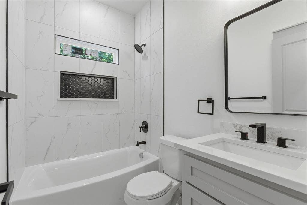 14583 Cherokee Lane, Log Cabin, TX 75148 White porcelain tub with a black matte shower head