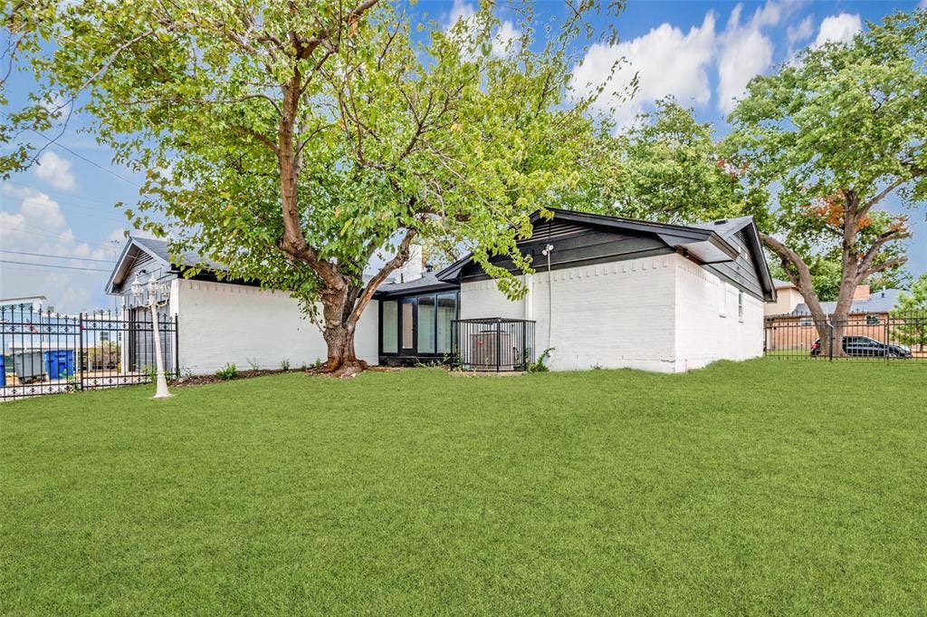 5445 Enderly Place, Dallas, TX 75227 5445 Enderly Place, Dallas, TX 75227