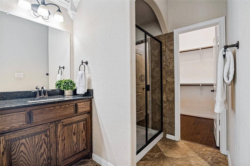 ual vanities, large soaking tub, dual closets and separate walk in shower. Linen closet