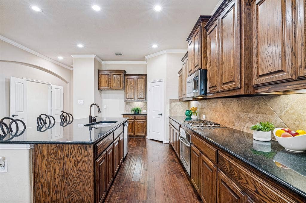 Stunning oversized Kitchen has Great Island, stainless appliances, including gas cooktop.