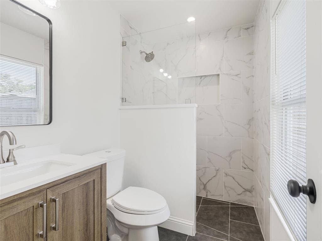 1502 Resistol Road, Garland, TX 75042 Ensuite bath with full size shower