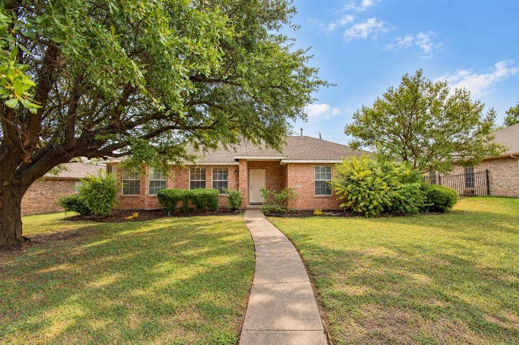 2040 Garden Crest Lane, Dallas, TX 75232 Beautiful tree in front yard!