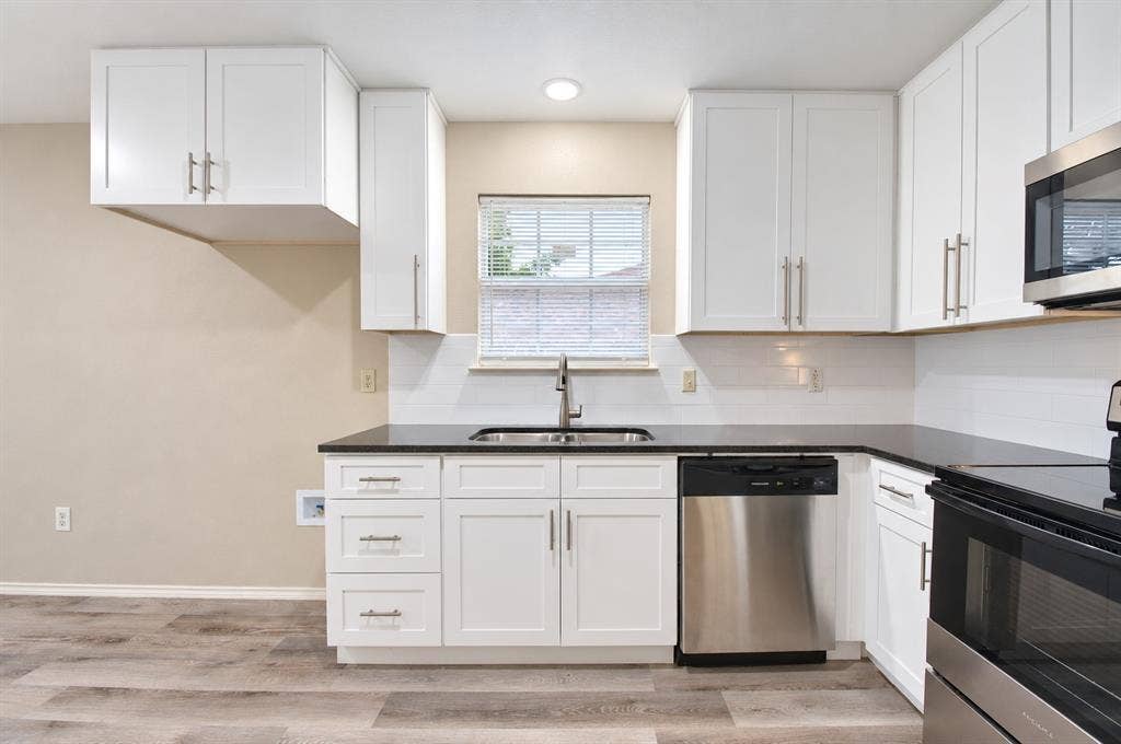 2040 Garden Crest Lane, Dallas, TX 75232 Newer cabinetry and granite countertops
