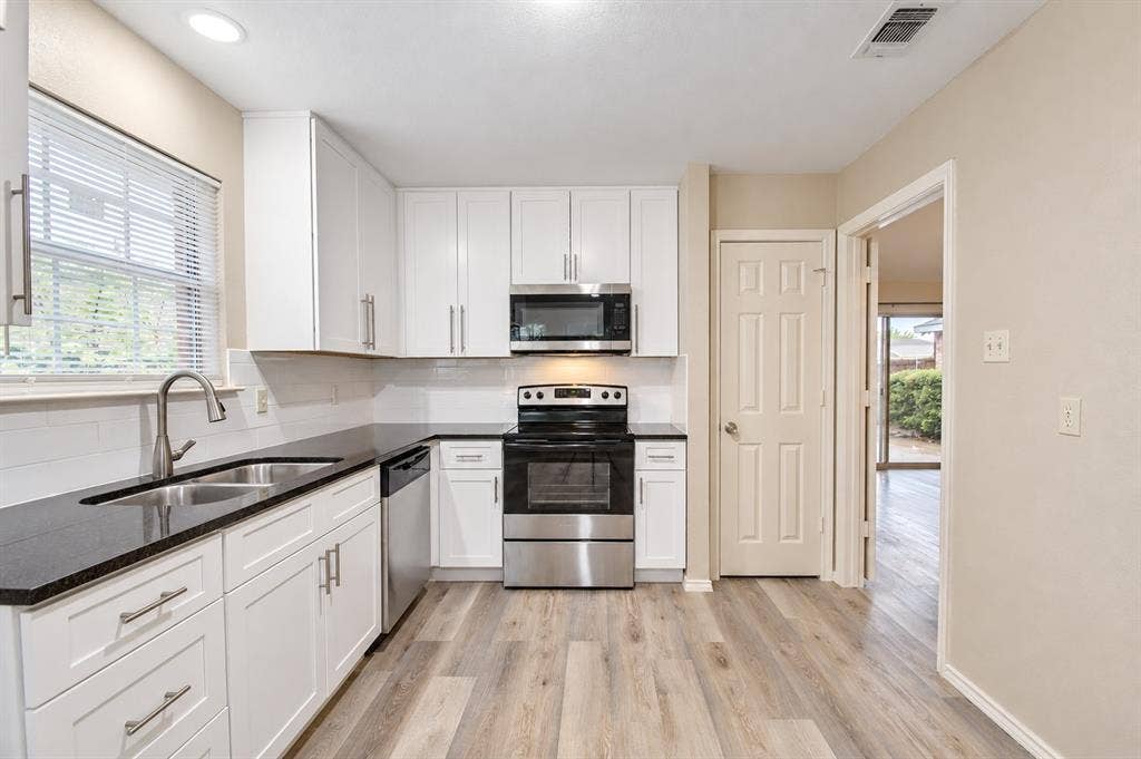 2040 Garden Crest Lane, Dallas, TX 75232 Stainless appliances and soft close doors and drawers