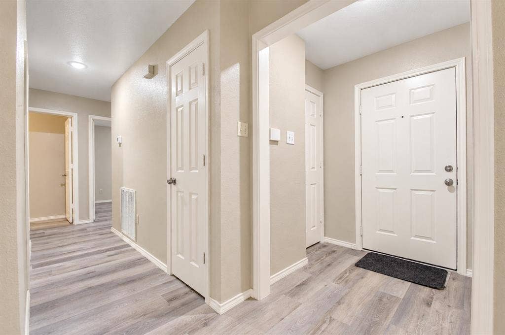 2040 Garden Crest Lane, Dallas, TX 75232 Entry and hallway
