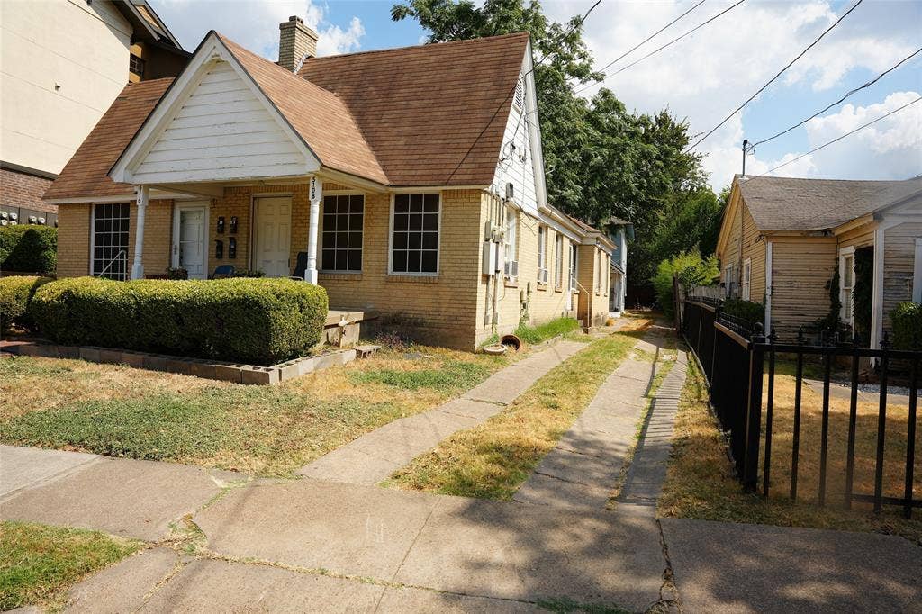 5108 Manett Street, Dallas, TX 75206 Concrete drive and side walkway providing access from Manett St to rear parcel depth and accessory structure.