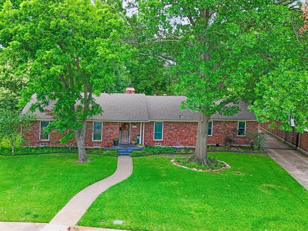 9902 Galway Drive, Dallas, TX 75218 Traditional ranch style home in Lake Park Estates with mature trees