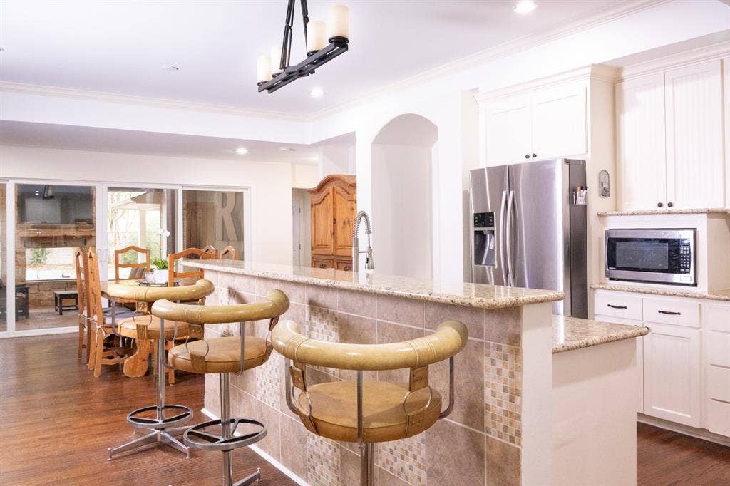 9902 Galway Drive, Dallas, TX 75218 Spacious eat in kitchen