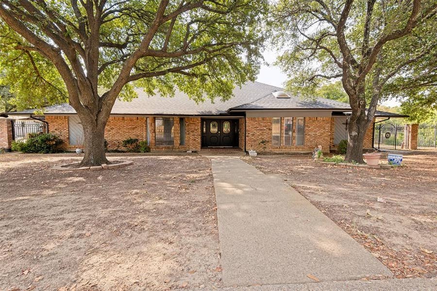 Property photo for 2104 Teakwood Trace, Fort Worth, TX