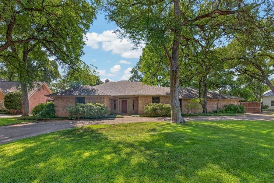 Property photo for 3520 Elm Creek Court, Fort Worth, TX