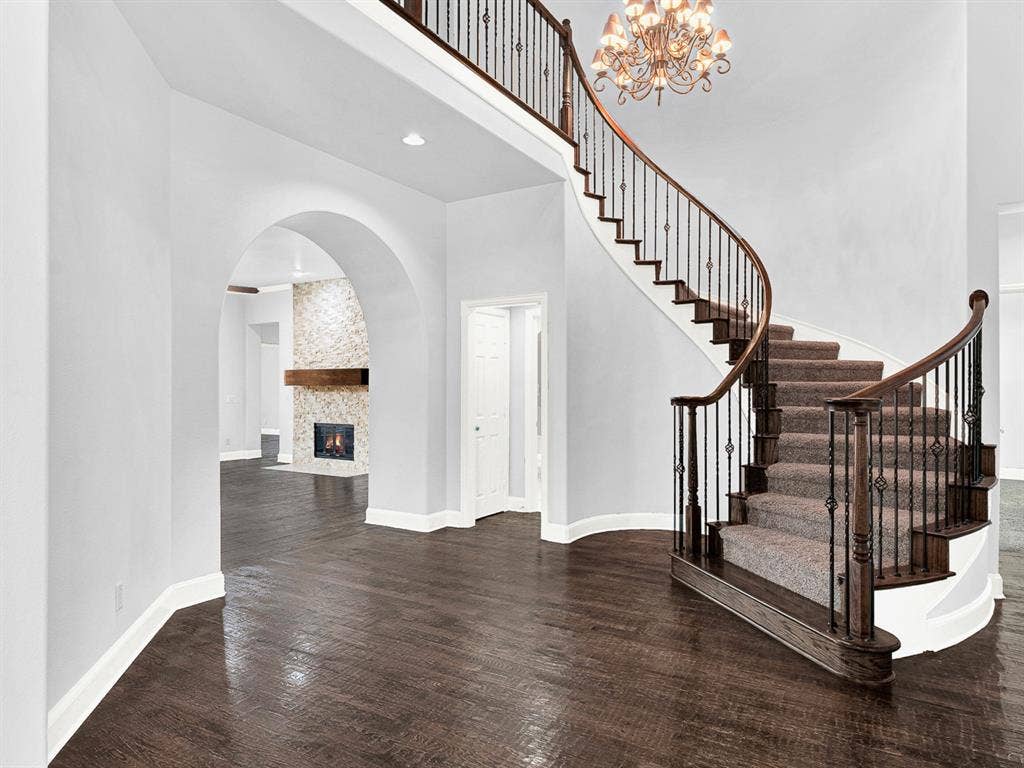 10222 Plainsman Lane, Frisco, TX 75035 Gracious curved staircase with wrought iron balusters