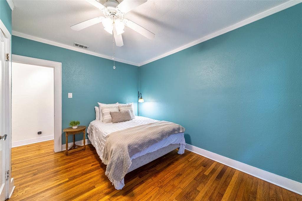 5322 Vanderbilt Ave.