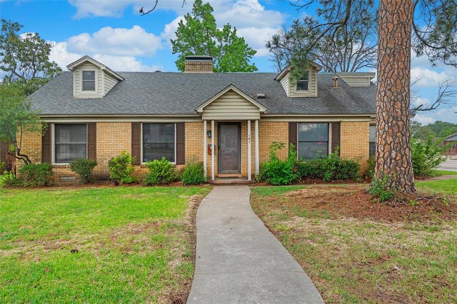 Property photo for 101 W Park Row Drive, Arlington, TX