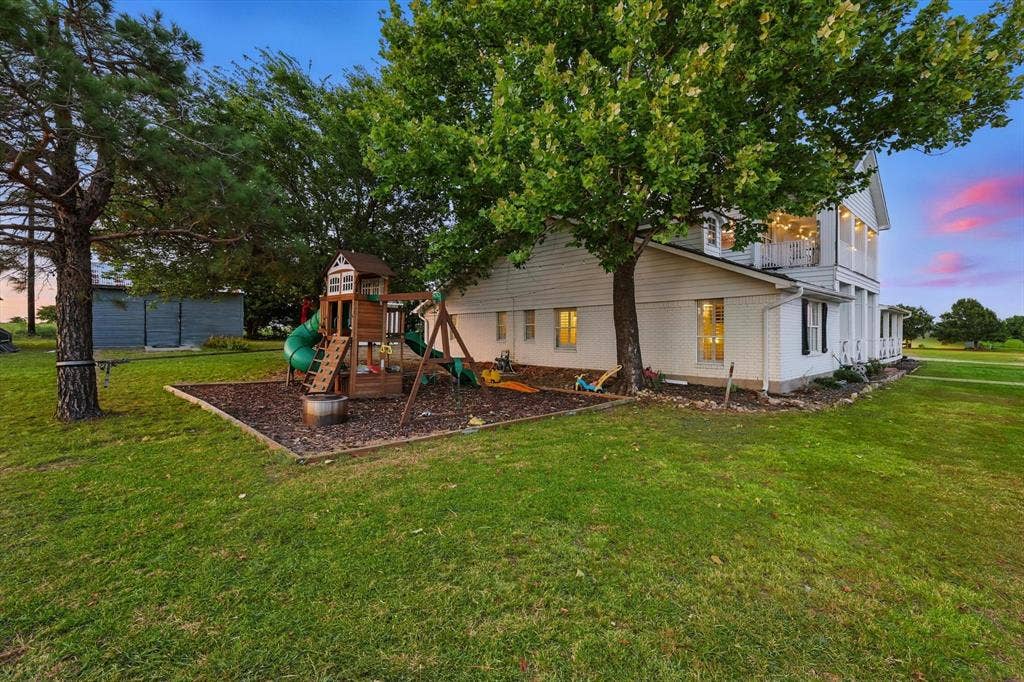 185 Quail Run Court, Decatur, TX 76234 Expansive lawn surrounding the property
