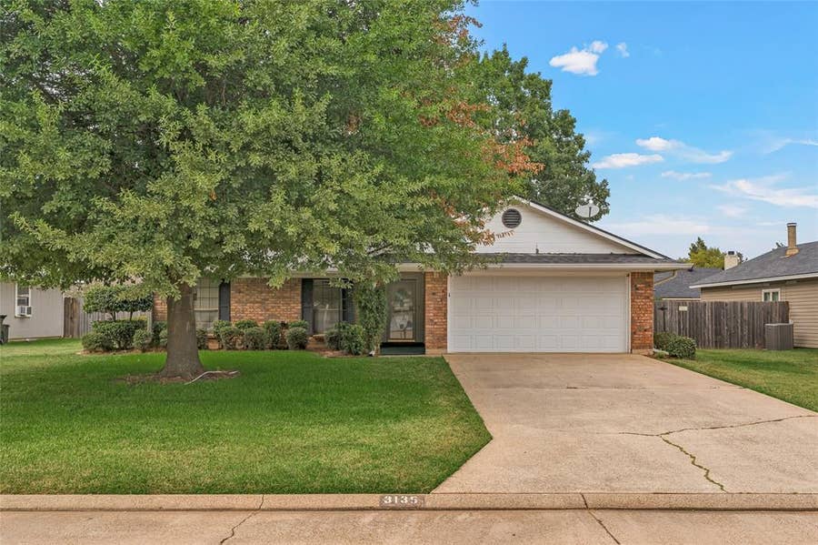 Property photo for 3135 Le Oaks Drive, Bossier City, LA
